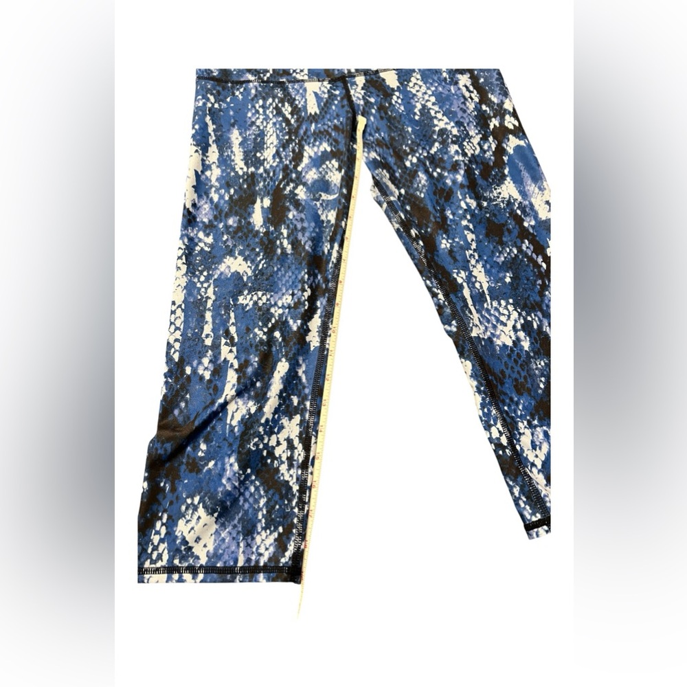 ALO Yoga Airbrush Capri Leggings Blue Python Snakeskin Size M - Picture 7 of 9